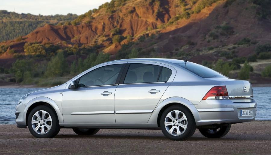  Opel Astra Sedan 2005 года  (фото 15 из 38)